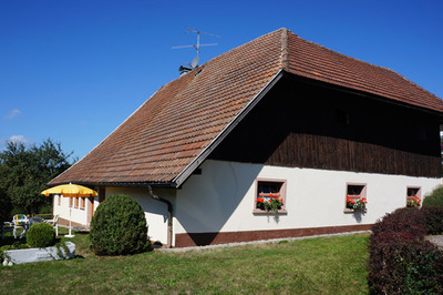 Parkplatz mit 4 Stellpl�tzen direkt neben dem Haus