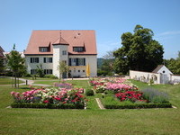 Klostergarten mit ehemaligem Prioratsgebäude (Sitz des Dorfhelferinnenwerk e.V.) (Bildnachweis: Gemeinde Sölden) Klostergarten mit ehemaligem Prioratsgebäude (Sitz des Dorfhelferinnenwerk e.V.) (Bildnachweis: Gemeinde Sölden)