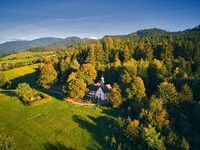 Die Girsbergkapelle in Kirchzarten (Bildnachweis: Foto: Trimo Demankowski - Black Forest Drone) Die Girsbergkapelle in Kirchzarten (Bildnachweis: Foto: Trimo Demankowski - Black Forest Drone)