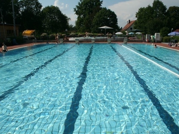 Freibad Wolfartsweier Bildnachweis: Mit freundlicher Genehmigung Dr. Wittemann - Pressebeauftragter des Fördervereins Freibad Wolfartsweier e.V. Freibad Wolfartsweier Bildnachweis: Mit freundlicher Genehmigung Dr. Wittemann - Pressebeauftragter des Fördervereins Freibad Wolfartsweier e.V.