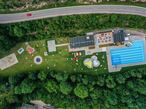 Freibad Lenzkirch Bildnachweis: Mit freundlicher Genehmigung der Gemeindeverwaltung Lenzkirch Freibad Lenzkirch Bildnachweis: Mit freundlicher Genehmigung der Gemeindeverwaltung Lenzkirch