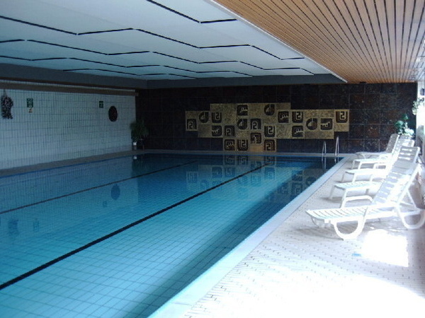 Hallenbad Breitnau Bildnachweis: Förderverein Hallenbad Breitnau - Ralph Scheuerbrandt Hallenbad Breitnau Bildnachweis: Förderverein Hallenbad Breitnau - Ralph Scheuerbrandt