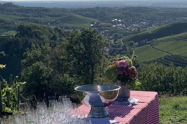 Sektempfang mit Durbacher Aussicht Bildnachweis: Mit freundlicher Genehmigung der Durbach Event Gruppen und Teamveranstaltungen Sektempfang mit Durbacher Aussicht Bildnachweis: Mit freundlicher Genehmigung der Durbach Event Gruppen und Teamveranstaltungen