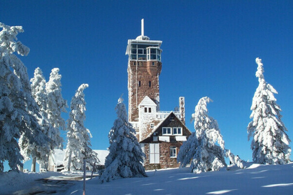 Hornisgrindeturm im Winter Bildnachweis: Mit freundlicher Genehmigung der Tourist-Info Seebach Hornisgrindeturm im Winter Bildnachweis: Mit freundlicher Genehmigung der Tourist-Info Seebach
